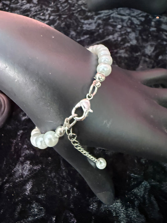 Classic Las Vegas Collection adjustable pearl bracelet